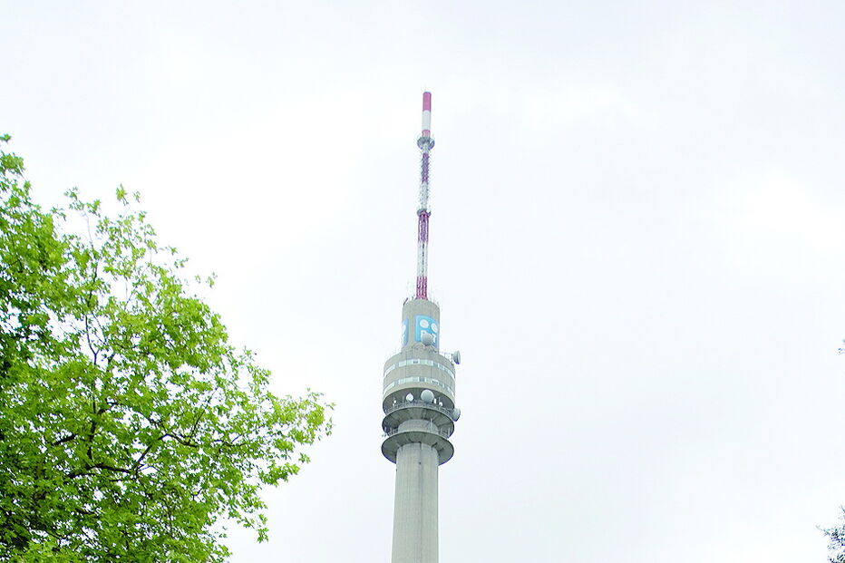 Trabalhadores precários manifestam-se em frente à estação, no Porto