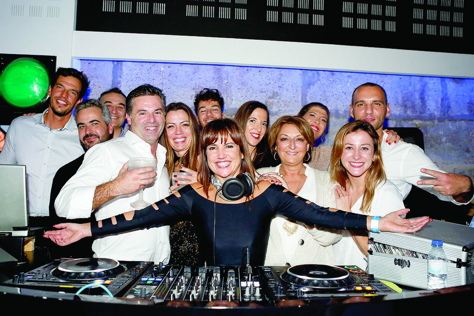 Festa esteve animada até de manhã.  A DJ Cláudia Arauz com a apresentadora do ‘Manhã CM’ Maya, Eliana, Daniel, Sara  Esteves Cardoso, Daniel, Francisco Fernandez, Francisco, Cláudia e Dave
