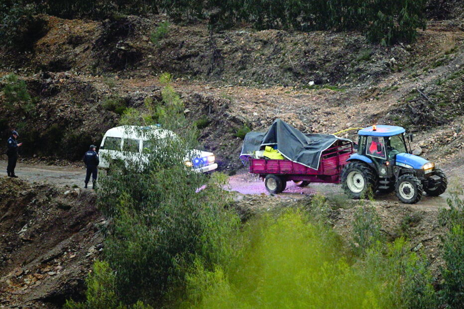 Destroços foram retirados com recurso a um trator devido às dificuldades do terreno