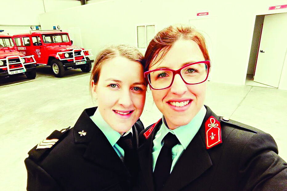 Daniela Silva (à direita), de 34 anos, junto da irmã, Diana, igualmente enfermeira e bombeira na corporação de Baltar, no concelho de Paredes