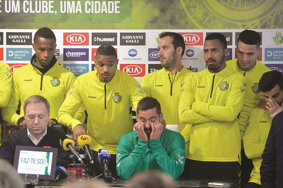Nuno Pinto (ao centro) esteve acompanhado pelos companheiros do plantel do V. Setúbal e pelo presidente dos sadinos, Vítor Hugo Valente