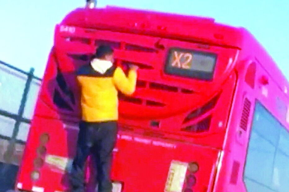 Condutor filma jovem pendurado em autocarro em Washington