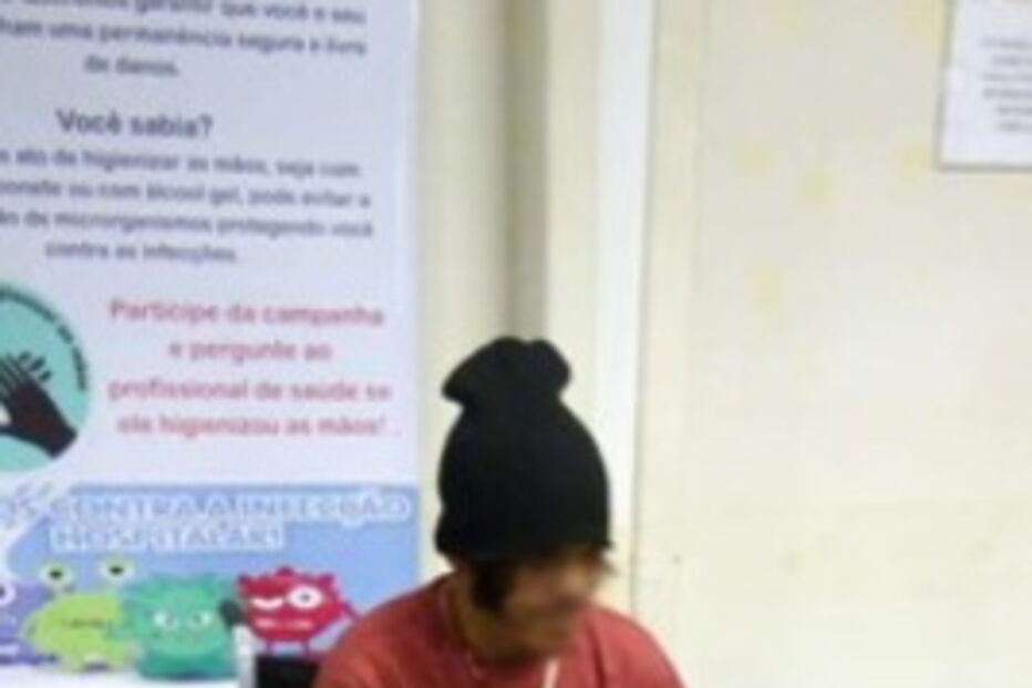 Cães de sem-abrigo esperam pelo homem à porta do hospital