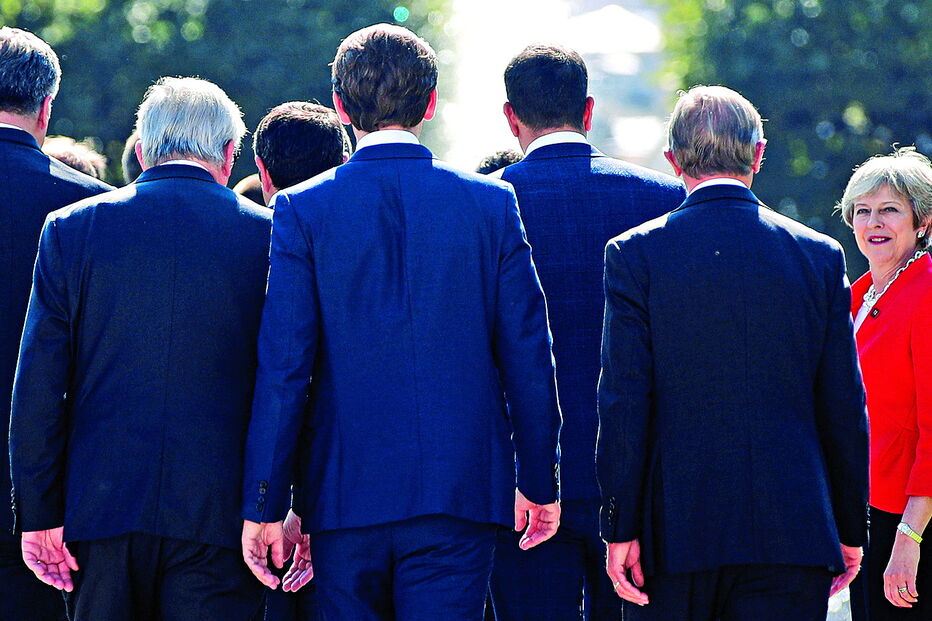 Theresa May alega que adiamento visa obter mais concessões e garantias de Bruxelas, apesar da indisponibilidade dos líderes dos 27 para reabrir acordo