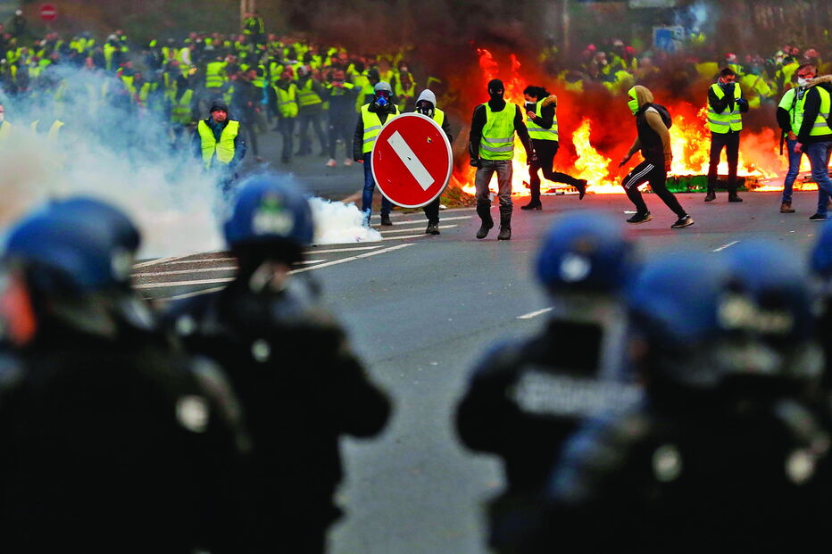 Protesto dos ‘coletes amarelos’ em França foi motivado pelo aumento dos combustíveis e perda de poder de compra    