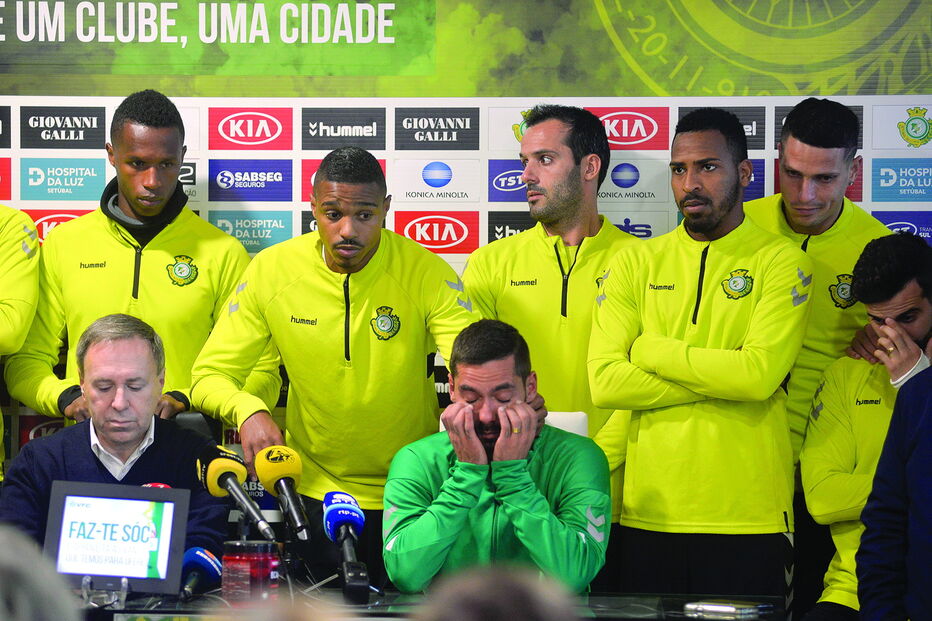 Nuno Pinto em lágrimas no momento em que o presidente do V. Setúbal, Vítor Hugo Valente, anunciou o linfoma