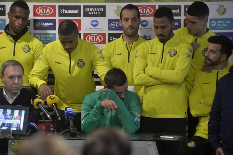 Nuno Pinto em lágrimas no momento em que o presidente do V. Setúbal, Vítor Hugo Valente, anunciou o linfoma