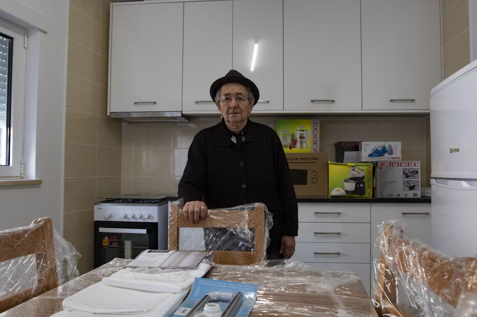 Rosalina Rosa na cozinha da casa nova, onde falta ligar os eletrodomésticos