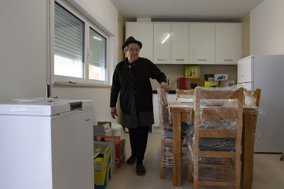 Rosalina Rosa na cozinha da casa nova, onde falta ligar os eletrodomésticos