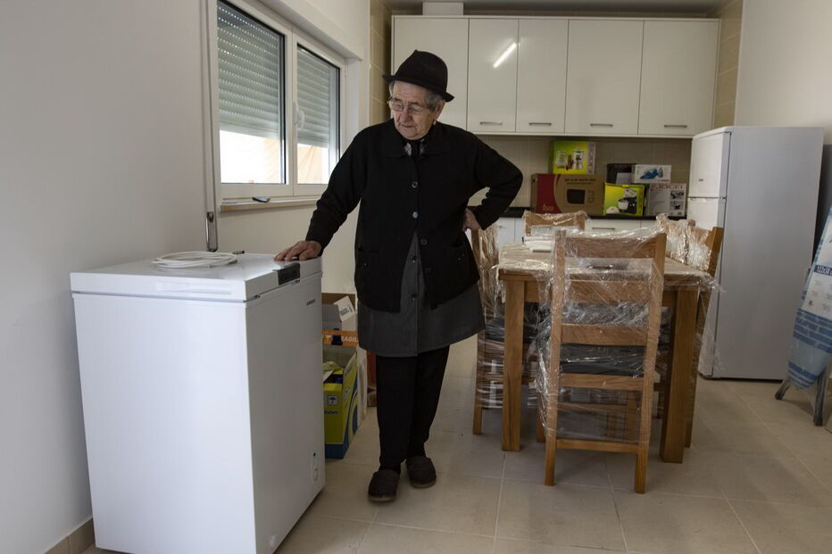 Rosalina Rosa na cozinha da casa nova, onde falta ligar os eletrodomésticos