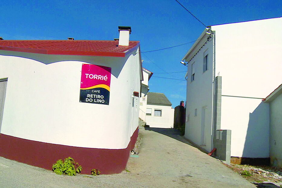 Café Retiro do Lino é da idosa e do filho, situando-se em frente à casa