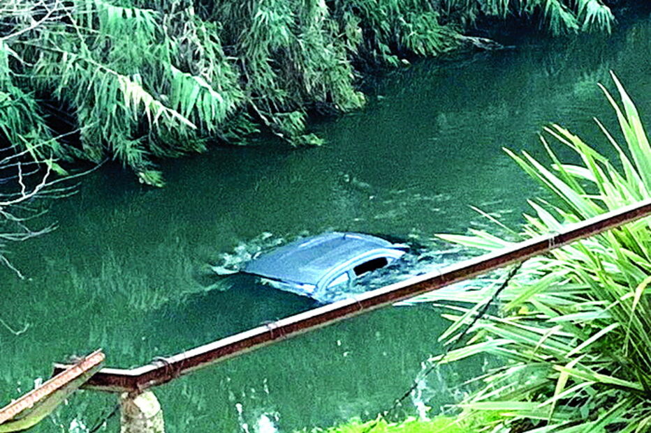 Carro ficou praticamente submerso 