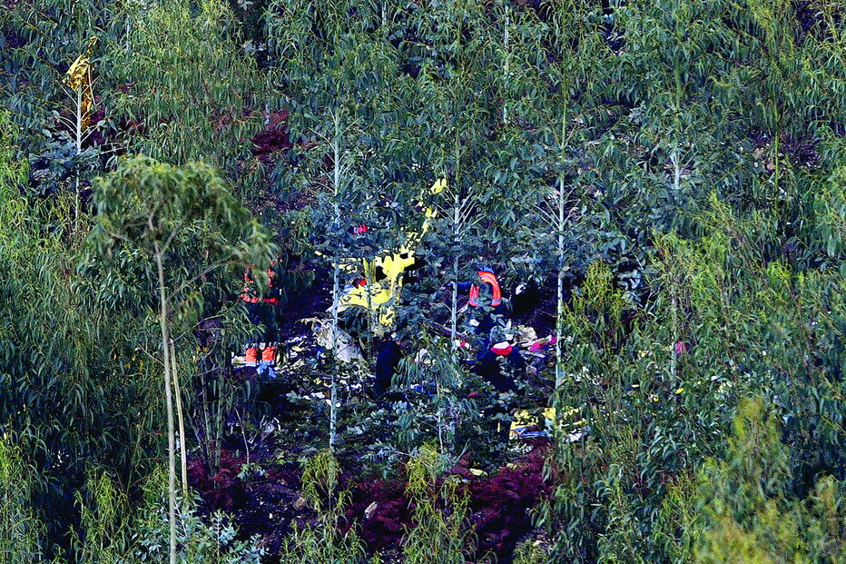 Helicóptero ficou totalmente destruído após o embate com uma antena de rádio no topo da serra de Santa Justa, no concelho de Valongo
