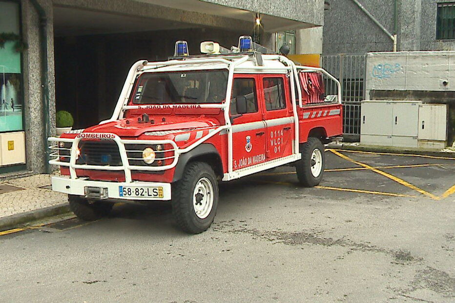 Explosões na caldeira de aquecimento de água do ginásio S. João Sport Center obrigam à intervenção dos bombeiros  