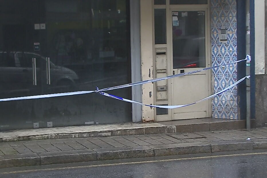 Chapa de alumínio cai em cima de mulher no Porto