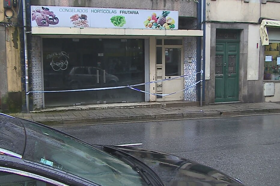 Chapa de alumínio cai em cima de mulher no Porto