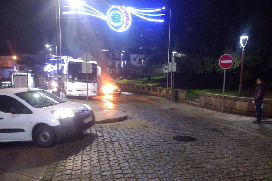 Carro incendeia-se junto a jardim em Marco de Canaveses