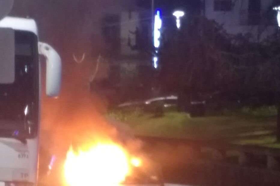 Carro incendeia-se junto a jardim em Marco de Canaveses