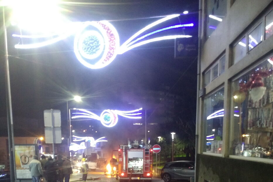 Carro incendeia-se junto a jardim em Marco de Canaveses