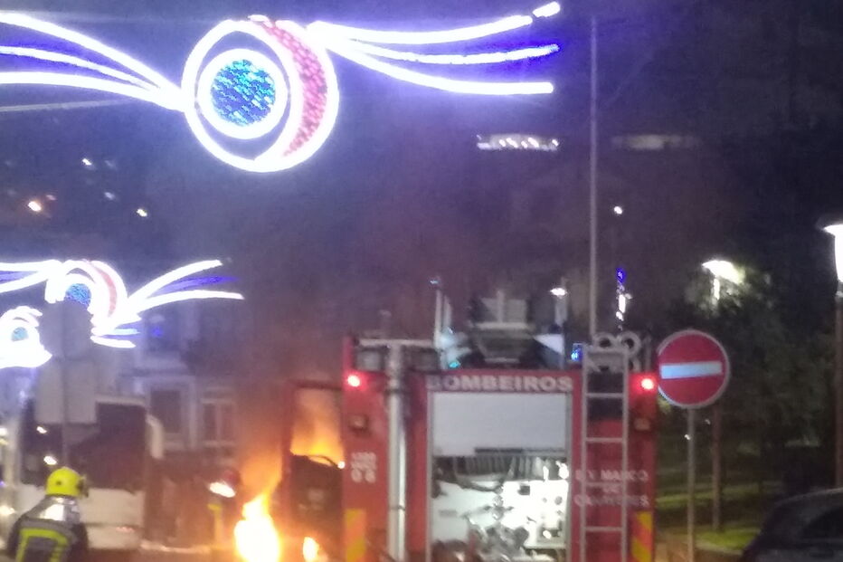 Carro incendeia-se junto a jardim em Marco de Canaveses