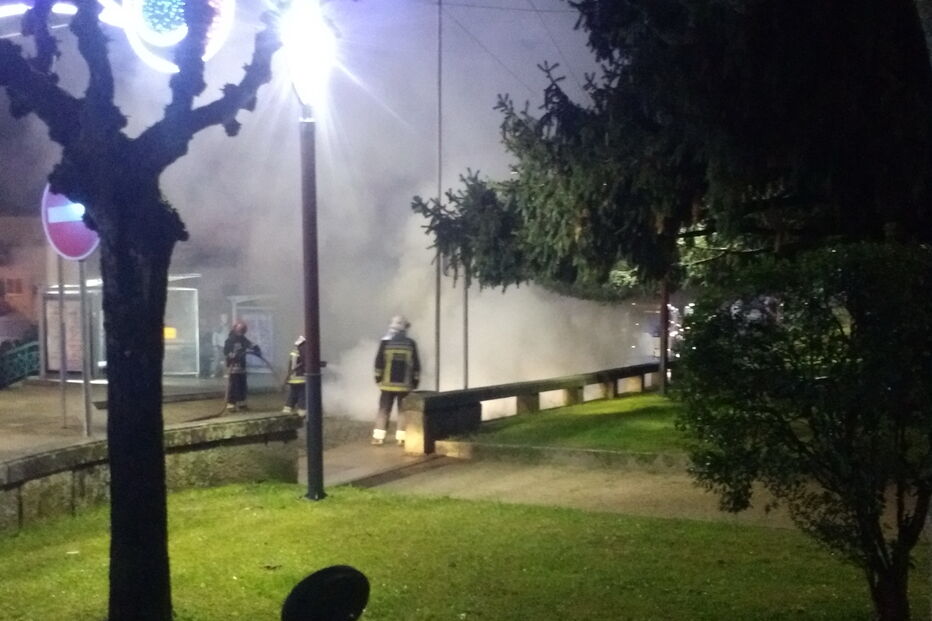 Carro incendeia-se junto a jardim em Marco de Canaveses