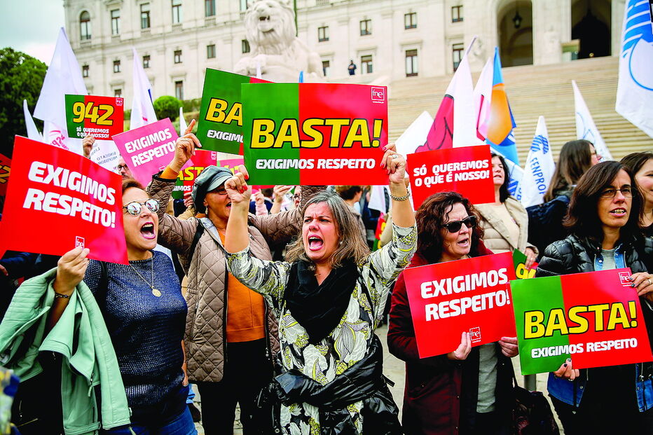 Professores querem recuperar nove anos, quatro meses e dois dias do tempo de serviço congelado