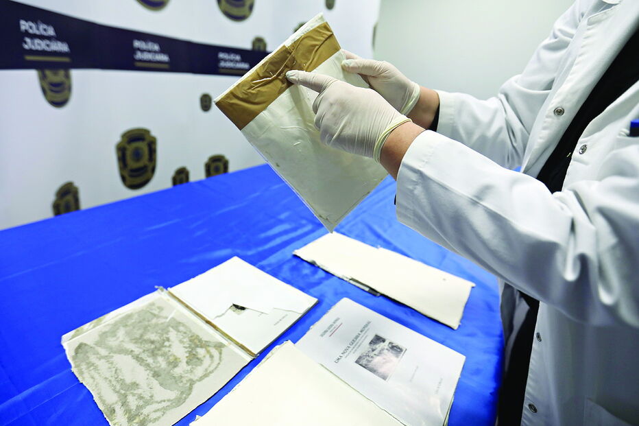 Polícia Judiciária mostra como a droga estava dissimulada na capa e na contracapa dos livros  