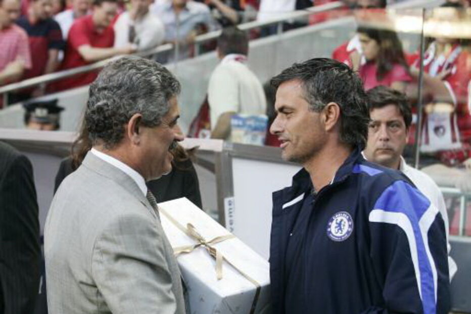 Vieira e Mourinho. Presidente do Benfica oferece uma prenda a Mourinho, então no chelsea, quando este foi à Luz disputar e ganhar (1-0) a Taça Samsung de 2005/06. 