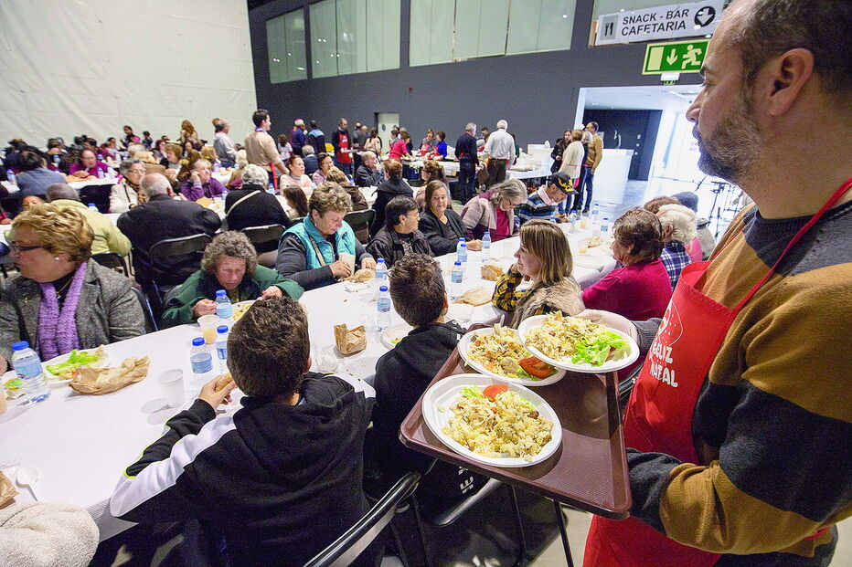 Voluntários ajudaram ontem a servir o almoço de Natal a cerca de 400 pessoas no pavilhão Portimão Arena