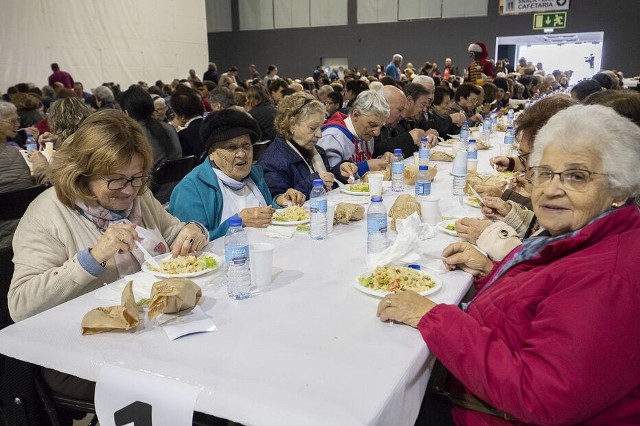 Voluntários ajudaram ontem a servir o almoço de Natal a cerca de 400 pessoas no pavilhão Portimão Arena