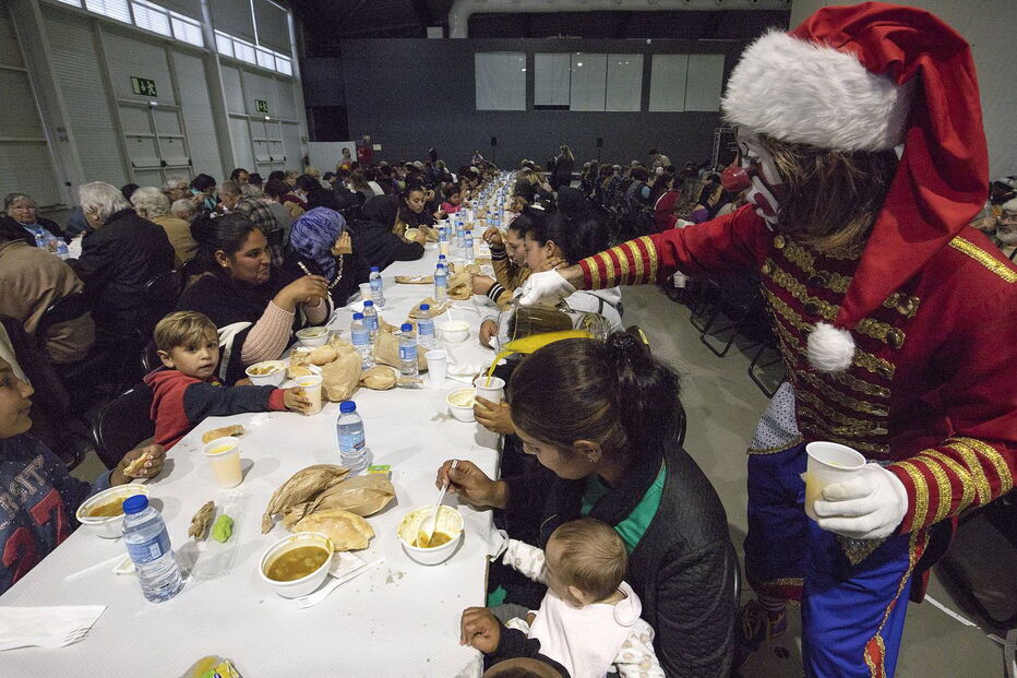 Voluntários ajudaram ontem a servir o almoço de Natal a cerca de 400 pessoas no pavilhão Portimão Arena