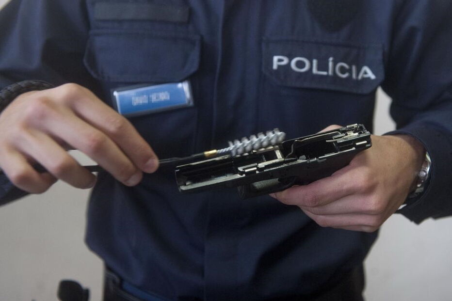 Agente da PSP com pistola Glock