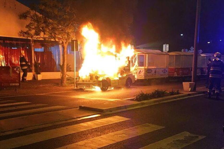 Comboio de Natal de Rio Maior vandalizado e incendiado 
