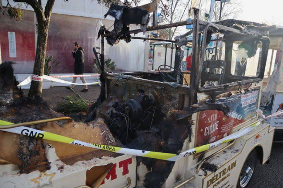 Comboio de Natal de Rio Maior vandalizado e incendiado 