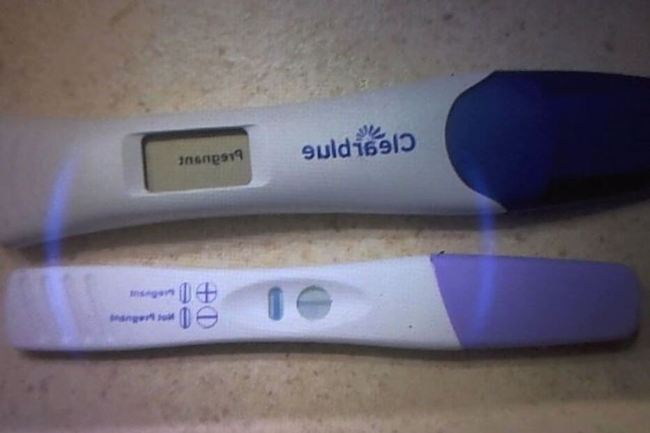 Kyle Gordy partilha fotografias dos testes de gravidez no Facebook