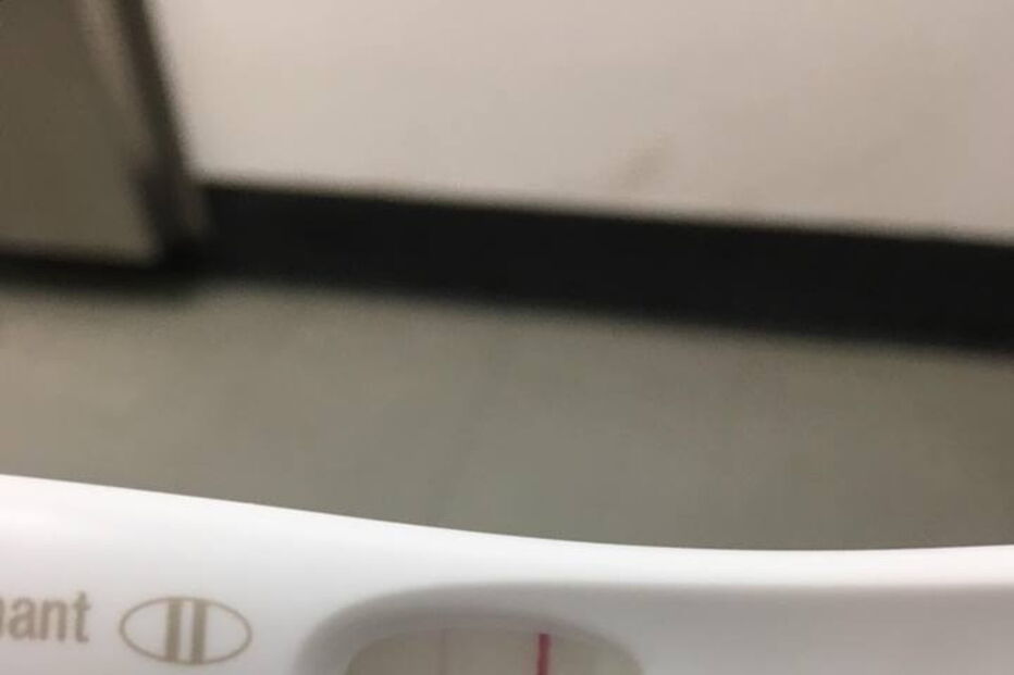 Kyle Gordy partilha fotografias dos testes de gravidez no Facebook