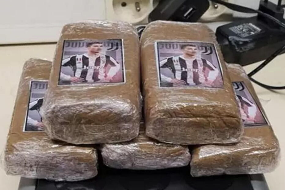Polícia francesa apreende sacos de droga com imagem de Ronaldo