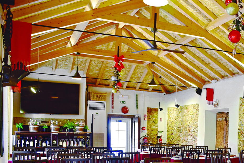 Interior do restaurante Taberna do Quinzena. Uma sugestão para os sabores da terra