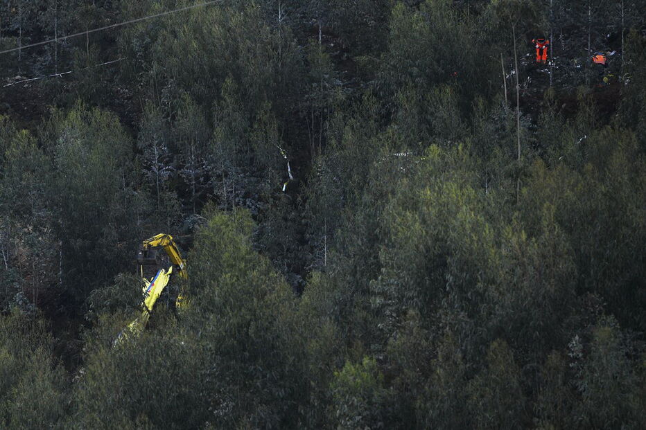 Destroços do helicóptero do INEM