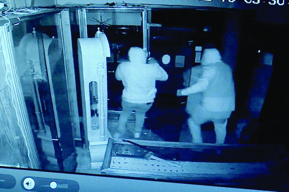 Assalto cometido por três homens foi captado pelo circuito de videovigilância