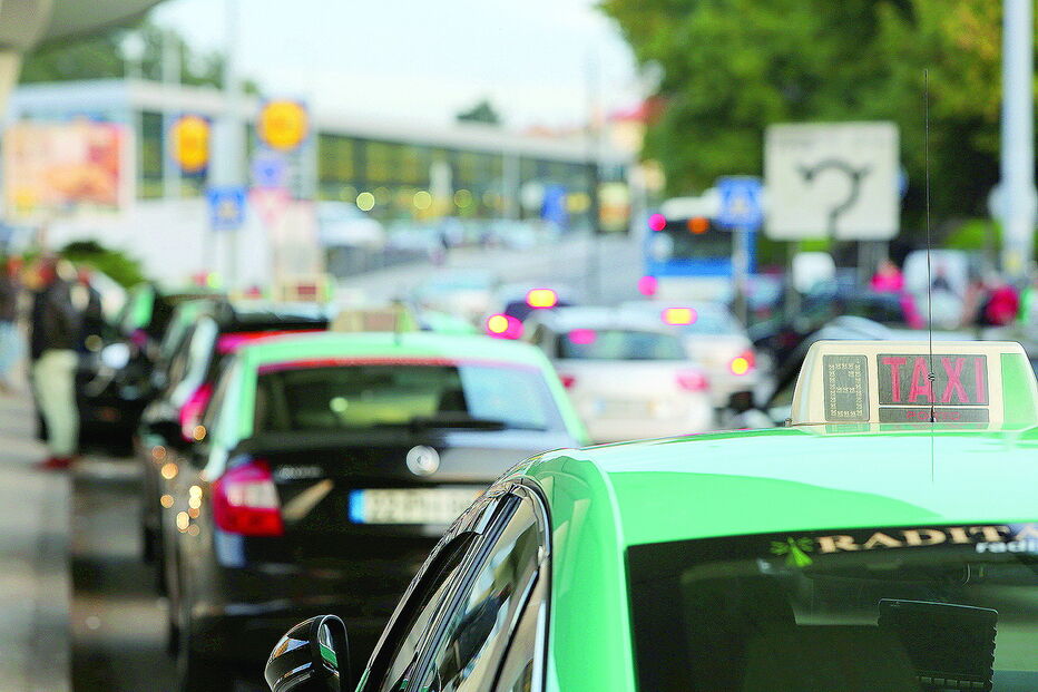 Ladrão apanhou o táxi na Estrada de Benfica e pediu para a vítima ir até Linda-a-Velha, onde estavam os cúmplices  