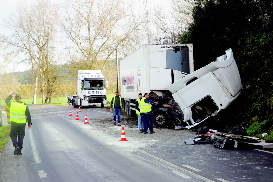 Veículo pesado embateu em barreira ao lado da EN120 e o condutor ficou encarcerado dentro da cabine    