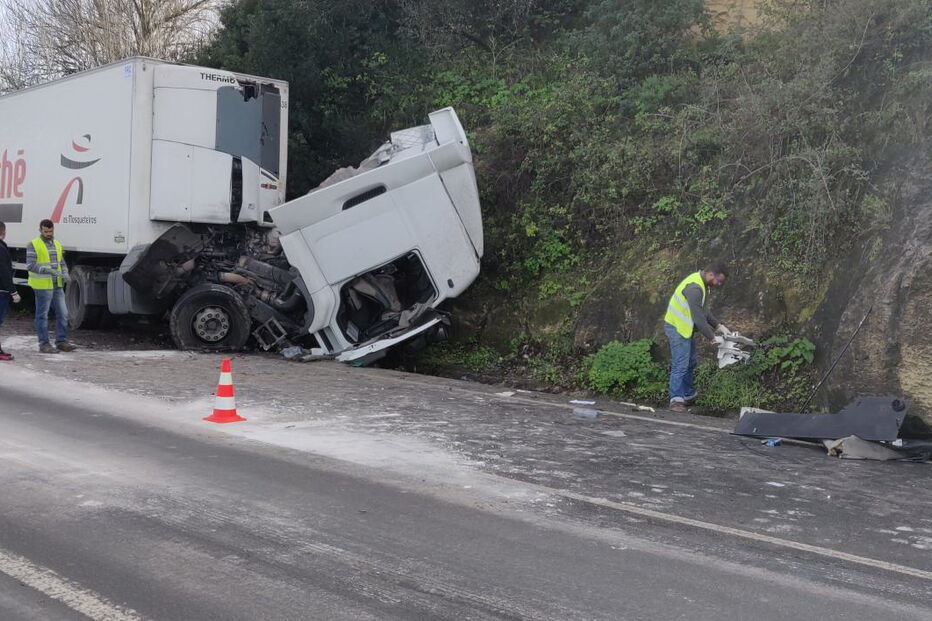 Veículo pesado embateu em barreira ao lado da EN120 e o condutor ficou encarcerado dentro da cabine    