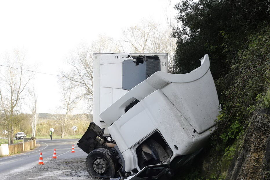 Veículo pesado embateu em barreira ao lado da EN120 e o condutor ficou encarcerado dentro da cabine    