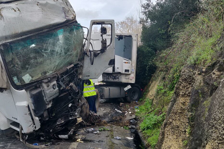 Veículo pesado embateu em barreira ao lado da EN120 e o condutor ficou encarcerado dentro da cabine    