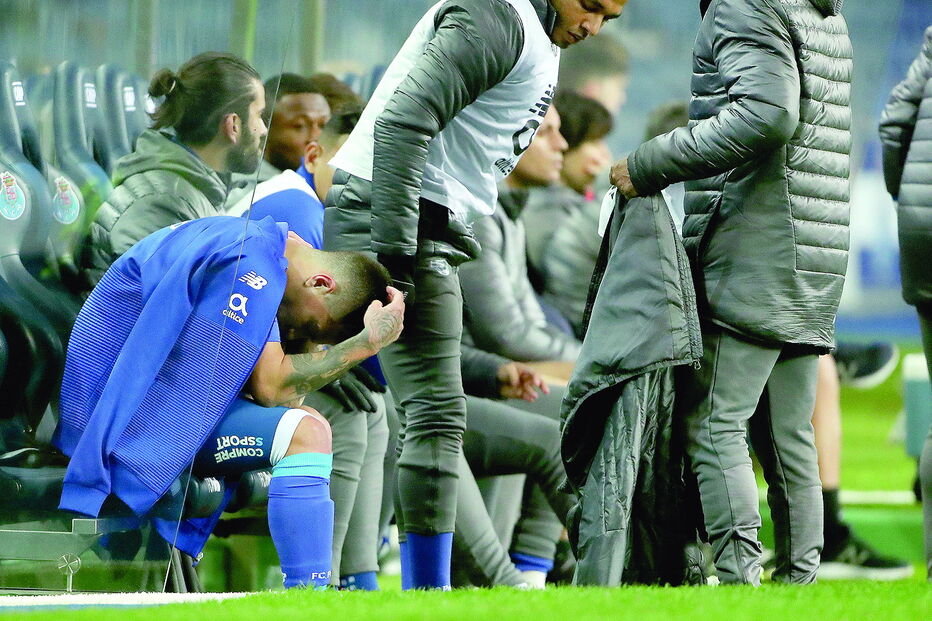 Otávio desolado no banco de suplentes, após a lesão 