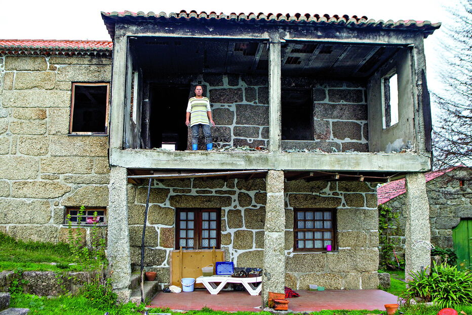 Teresa Dias na casa em Valongo na qual morava com o pai, que ficou totalmente destruída 
