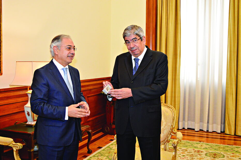 Presidente do Tribunal de Contas, Vítor Caldeira, entrega parecer da Conta Geral do Estado 2017 a Ferro Rodrigues (à direita) 