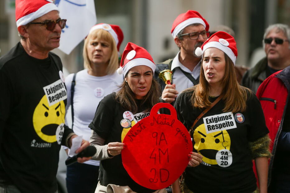 Professores manifestam-se em frente ao Ministério da Educação