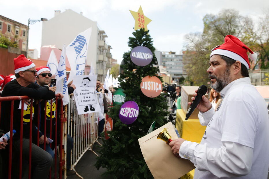 Professores manifestam-se em frente ao Ministério da Educação
